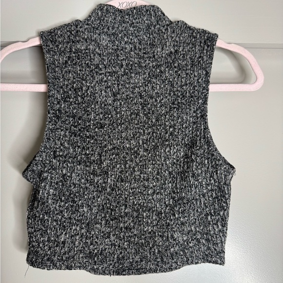 Gray Sleeveless Knit Crop Top - Picture 2 of 5